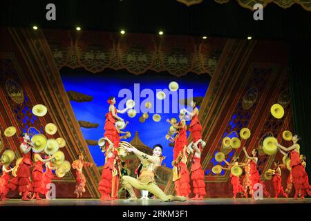 Bildnummer : 56441655 Datum : 24.11.2011 Copyright : imago/Xinhua (111124) -- BEIJING, 24 novembre 2011 (Xinhua) -- la photo prise le 24 novembre 2011 montre une scène de l'émission acrobatique Lac des cygnes , qui est adaptée du ballet russe classique du même nom, à Beijing, capitale de la Chine. Il a été réalisé dans plus de dix pays et régions depuis 2004. (Xinhua/Li Gang) (mcg) CHINE-PÉKIN-ACROBATIES-BALLET-LAC DES CYGNES (CN) PUBLICATIONxNOTxINxCHN Kultur Kunst Aktion Ballett Schwanensee xns x0x 2011 quer 56441655 Date 24 11 2011 Copyright Imago XINHUA Pékin nov 24 2011 XINHUA Phot Banque D'Images