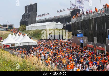 Foules de fans en orange lors du GP DE FORMULE 1 HEINEKEN DUTCH au circuit CM.com de Zandvoort, Zandvoort, pays-Bas le 25 août 2023 Banque D'Images