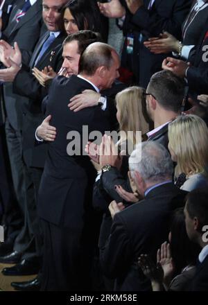 Bildnummer : 56518626 Datum : 27.11.2011 Copyright : imago/Xinhua (111127) -- MOSCOU, 27 novembre 2011 (Xinhua) -- le président russe Dmitri Medvedev embrasse le Premier ministre russe Vladimir Poutine lors d'un congrès du Parti Russie unie à Moscou, capitale de la Russie, le 27 novembre 2011. Le Premier ministre russe Vladimir Poutine a accepté dimanche la nomination par le Parti Russie unie au pouvoir pour se présenter à la présidence aux élections de mars prochain. (Xinhua/Peter Kovalev) (lr) RUSSIE-MOSCOU-POUTINE-NOMINATION PRÉSIDENTIELLE PUBLICATIONxNOTxINxCHN People Politik x0x xtm 2011 hoch 56518626 Date 27 11 2011 Copyrigh Banque D'Images