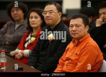 Bildnummer : 56527793 Datum : 28.11.2011 Copyright : imago/Xinhua (111128) -- BEIJING, 28 novembre 2011 (Xinhua) -- le chanteur Chi Liming (1e R), qui joue Qian Xuesen dans le drame musical Qian Xuesen , est vu lors d'une conférence de presse, à Beijing, capitale de la Chine, le 28 novembre 2011. Le drame musical Qian Xuesen sera présenté en première le 26 décembre à Pékin pour commémorer le 100e anniversaire de la naissance du célèbre scientifique, connu comme le père de la technologie spatiale chinoise. (Xinhua/Li Fangyu) (ljh) CHINA-BEIJING-MUSIC DRAMA- QIAN XUESEN -PRESS CONFERENCE (CN) PUBLICATIONxNOTxINxCHN People Kultur Musik Banque D'Images