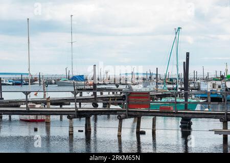 Petrozavodsk, Russie - 30 juillet 2023 : marina avec des piliers en bois sur le lac Onega Banque D'Images