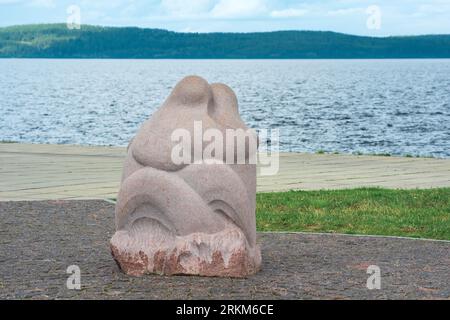 Petrozavodsk, Russie - 30 juillet 2023 : objet d'art moderne, sculpture embrasse sur le remblai Banque D'Images