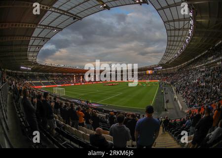 Hull, Royaume-Uni. 25 août 2023. Pyrotechnie au MKM Stadium avant le coup d'envoi lors du Sky Bet Championship Match Hull City vs Bristol City au MKM Stadium, Hull, Royaume-Uni, le 25 août 2023 (photo Alfie Cosgrove/News Images) à Hull, Royaume-Uni le 8/25/2023. (Photo Alfie Cosgrove/News Images/Sipa USA) crédit : SIPA USA/Alamy Live News Banque D'Images