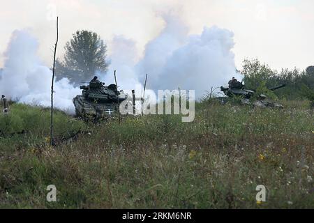 RÉGION DE KHARKIV, UKRAINE - 16 AOÛT 2023 - des militaires montent des chars en tant que personnel militaire de la 41e brigade mécanisée séparée de l'Ukrainien A. Banque D'Images