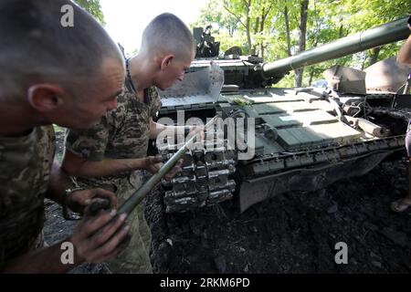 RÉGION DE KHARKIV, UKRAINE - 16 AOÛT 2023 - des militaires réparent un char comme le personnel militaire de la 41e brigade mécanisée séparée de l'Ukraine Banque D'Images