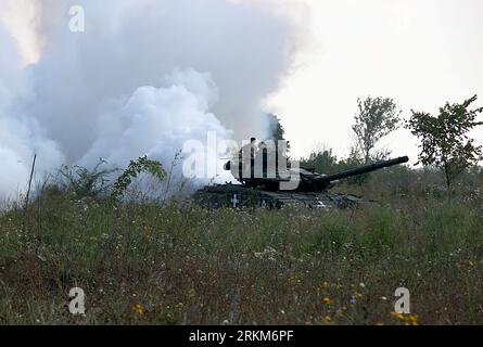 RÉGION DE KHARKIV, UKRAINE - 16 AOÛT 2023 - des militaires montent sur un char en tant que personnel militaire de la 41e brigade mécanisée séparée de l'Ukraine Banque D'Images