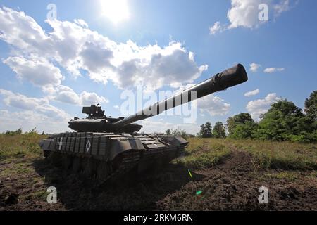 RÉGION DE KHARKIV, UKRAINE - 16 AOÛT 2023 - Un char est représenté sur le terrain comme le personnel militaire de la 41e brigade mécanisée séparée de l'U. Banque D'Images