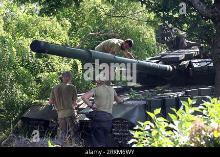 RÉGION DE KHARKIV, UKRAINE - 16 AOÛT 2023 - des militaires assistent à un char en tant que personnel militaire de la 41e brigade mécanisée séparée de l'Ukrai Banque D'Images