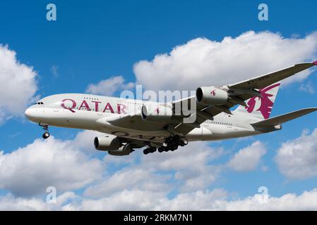 Qatar Airways Airbus A380-861 avion de ligne à réaction A7-APD en finale pour atterrir à l'aéroport de Londres Heathrow, Royaume-Uni. Compagnie aérienne nationale du Qatar. A380 super jumbo Banque D'Images