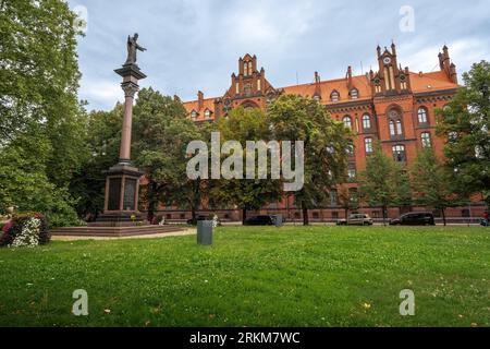 Séminaire métropolitain et colonne avec statue de Jésus-Christ - Wroclaw, Pologne Banque D'Images