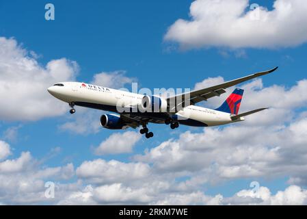 Delta Air Lines Airbus A330-941N avion de ligne à réaction N409DX en finale pour atterrir à l'aéroport de Londres Heathrow, Royaume-Uni. Airbus A330neo, Nouveau moteur option jet Banque D'Images