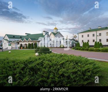 Église de St. Cyril de Turov au coucher du soleil - Minsk, Biélorussie Banque D'Images