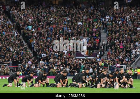 La Nouvelle-Zélande joue le Haka avant le match international Afrique du Sud vs Nouvelle-Zélande au Twickenham Stadium, Twickenham, Royaume-Uni, le 25 août 2023 (photo de Mike Jones/News Images), le 8/25/2023. (Photo de Mike Jones/News Images/Sipa USA) crédit : SIPA USA/Alamy Live News Banque D'Images