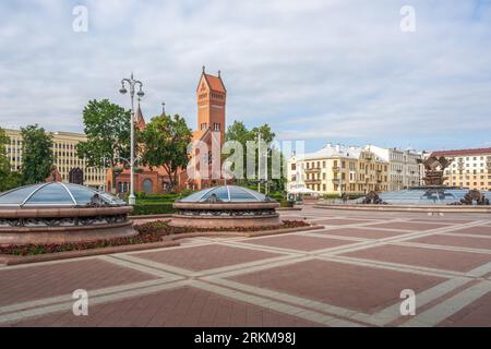 Place de l'indépendance et église des Saints Simon et Hélène - Église Rouge de Minsk - Minsk, Biélorussie Banque D'Images