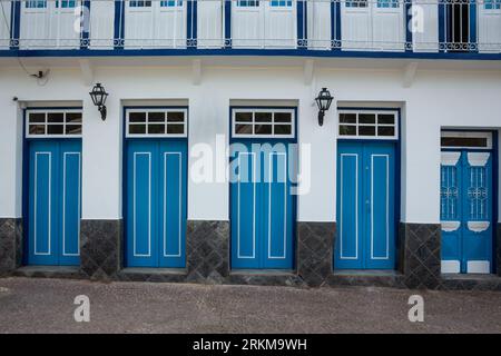 Belle façade de maison ancienne dans la journée ensoleillée d'été, São José do Barreiro, São Paulo, Brésil. Bâtiment historique Architecture portugaise. Concept de voyage. Banque D'Images