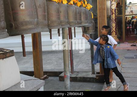 Bildnummer : 56608085 Datum : 04.12.2011 Copyright : imago/Xinhua (111205) -- AYUTTHAYA, 5 décembre 2011 (Xinhua) -- deux enfants sonnent les cloches à Wat Phananchoeng, le seul temple qui n'a jamais été inondé à Ayutthaya, Thaïlande, 4 décembre 2011. Dimanche, l'Autorité du tourisme de Thaïlande a lancé une campagne de relance intitulée Belle Thaïlande dans la province d'Ayutthaya, au centre de la Thaïlande, qui a été durement touchée par les inondations. Plus de 1 500 bénévoles ont participé à l'événement pour nettoyer et restaurer les vues sur la ville. (Xinhua/Li Li) (djj) THAILAND-AYUTTHAYA-BEAUTIFUL THAILAND PUBLICATIONxNOTxINxCHN Reisen xns x0x 2011 qu Banque D'Images