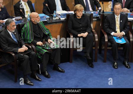 Bildnummer : 56614035 Datum : 05.12.2011 Copyright : imago/Xinhua (111205) -- BONN, 5 décembre 2011 (Xinhua) -- le ministre afghan des Affaires étrangères Zalmay Rassoul, le président afghan Hamid Karzaï, la chancelière allemande Angela Merkel et le secrétaire général de l'ONU Ban Ki-moon (de gauche à droite) assistent à la Conférence internationale sur l'Afghanistan à Bonn, le 5 décembre 2011. (Xinhua/Ma Ning) (ypf) ALLEMAGNE-BONN-INTERNATIONAL AFGHANISTAN CONFERENCE PUBLICATIONxNOTxINxCHN People Politik Sicherheit Konferenz Sicherheitskonferenz Afghanistan Afghanistankonferenz premiumd xns x0x 2011 quer 56614035 Date 05 12 2011 Copyright I Banque D'Images