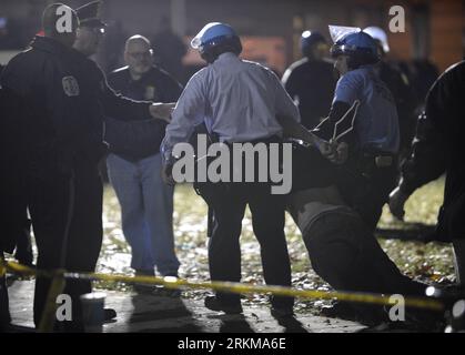 Bildnummer : 56608034 Datum : 04.12.2011 Copyright : imago/Xinhua (111205) -- WASHINGTON D.C., 5 décembre 2011 (Xinhua) -- la police arrête un manifestant Occupy DC sur une structure en bois érigée pendant la nuit au McPherson Square à Washington D.C., capitale des États-Unis, le 4 décembre 2011. Dimanche, la police a dénoncé plusieurs manifestants Occupy DC dans la capitale américaine pour avoir refusé de démanteler une structure en bois érigée pendant la nuit. (Xinhua/Zhang Jun) (WN) US-WASHINGTON-OCCUPY DC-ARREST PUBLICATIONxNOTxINxCHN Gesellschaft Politik Wirtschaft Protest Occupy Bewegung Finanzkrise Wirtschaftskrise Krise USA B Banque D'Images