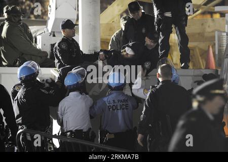 Bildnummer : 56608035 Datum : 04.12.2011 Copyright : imago/Xinhua (111205) -- WASHINGTON D.C., 5 décembre 2011 (Xinhua) -- la police arrête un manifestant Occupy DC sur une structure en bois érigée pendant la nuit au McPherson Square à Washington D.C., capitale des États-Unis, le 4 décembre 2011. Dimanche, la police a dénoncé plusieurs manifestants Occupy DC dans la capitale américaine pour avoir refusé de démanteler une structure en bois érigée pendant la nuit. (Xinhua/Zhang Jun) (WN) US-WASHINGTON-OCCUPY DC-ARREST PUBLICATIONxNOTxINxCHN Gesellschaft Politik Wirtschaft Protest Occupy Bewegung Finanzkrise Wirtschaftskrise Krise USA B Banque D'Images