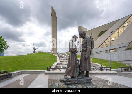 Adieu Sculpture d'un soldat et de sa mère au parc de la victoire et au musée de la Grande Guerre patriotique - Minsk, Biélorussie Banque D'Images