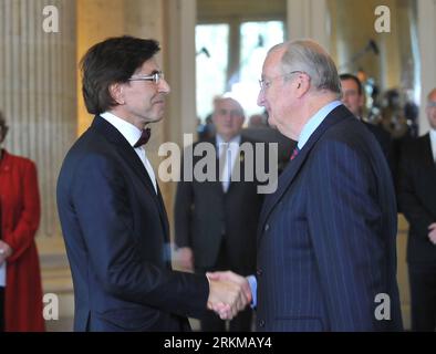 Bildnummer : 56651936 Datum : 06.12.2011 Copyright : imago/Xinhua (111206) -- BRUXELLES, 6 décembre 2011 (Xinhua) -- le roi de Belgique Albert II (R) et le nouveau Premier ministre Elio Di Rupo se serrent la main après une cérémonie de serment au Palais de Laeken, Bruxelles, capitale de la Belgique, le 6 décembre 2011. Le chef du Parti socialiste francophone de Belgique Di Rupo a prêté serment mardi en tant que Premier ministre, mettant fin à la plus longue période de crise politique de 540 jours sans gouvernement dans¯l histoire du pays. (Xinhua/Wu Wei) BELGIQUE-BRUXELLES-NOUVEAU GOUVERNEMENT PUBLICATIONxNOTxINxCHN personnes Politik Adel Vereidigung neue Regierung Belgien x0x xtm 2011 Banque D'Images