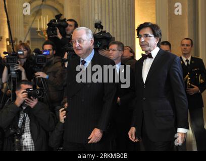 Bildnummer : 56651935 Datum : 06.12.2011 Copyright : imago/Xinhua (111206) -- BRUXELLES, 6 décembre 2011 (Xinhua) -- le roi de Belgique Albert II (G) et le nouveau Premier ministre Elio Di Rupo (R) arrivent pour une cérémonie de serment au Palais de Laeken, Bruxelles, capitale de la Belgique, le 6 décembre 2011. Le chef du Parti socialiste francophone de Belgique Di Rupo a prêté serment mardi en tant que Premier ministre, mettant fin à la plus longue période de crise politique de 540 jours sans gouvernement dans¯l histoire du pays. (Xinhua/Wu Wei) BELGIQUE-BRUXELLES-NOUVEAU GOUVERNEMENT PUBLICATIONxNOTxINxCHN People Politik Adel Vereidigung neue Regierung Belgien x0x xtm 2011 que Banque D'Images