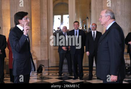 Bildnummer : 56651938 Datum : 06.12.2011 Copyright : imago/Xinhua (111206) -- BRUXELLES, 6 décembre 2011 (Xinhua) -- le nouveau Premier ministre belge Elio Di Rupo (G) prête serment au roi Albert II (D) au Palais de Laeken, Bruxelles, capitale de la Belgique, le 6 décembre 2011. Le chef du Parti socialiste francophone de Belgique Di Rupo a prêté serment mardi en tant que Premier ministre, mettant fin à la plus longue période de crise politique de 540 jours sans gouvernement dans¯l histoire du pays. (Xinhua/Wu Wei) BELGIQUE-BRUXELLES-NOUVEAU GOUVERNEMENT PUBLICATIONxNOTxINxCHN People Politik Adel Vereidigung neue Regierung Belgien x0x xtm 2011 quer premiumd Banque D'Images