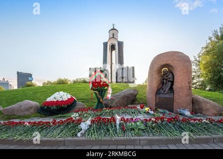 Offrandes de fleurs dans parachutistes Journée devant le Monument des fils de la Patrie à l'île des larmes - Minsk, Biélorussie Banque D'Images
