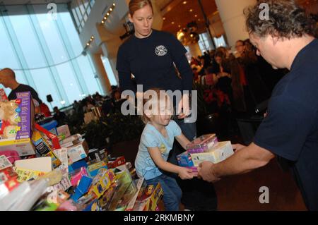 Bildnummer : 56670866 Datum : 07.12.2011 Copyright : imago/Xinhua (111208) -- VANCOUVER, 8 décembre 2011 (Xinhua) -- une petite fille aide les pompiers de Vancouver à fabriquer des tas d’animaux en peluche, de jeux de société, de poupées, d’ours en peluche, de plusieurs vélos de toutes tailles et d’autres jouets donnés par des milliers de résidents lors du déjeuner de vœux de Noël Pan Pacific à Vancouver, Canada, le 7 décembre 2011. Cette année, l'hôtel Pan Pacific a accueilli plus de 5 000 visiteurs et a reçu 27 000 jouets, qui seront distribués aux enfants nécessiteux parmi les moins fortunés de la Colombie-Britannique. Quant aux visiteurs affamés, Banque D'Images