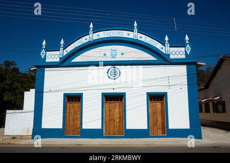 Belle façade de vieux théâtre et cinéma dans la journée ensoleillée d'été, São José do Barreiro, São Paulo, Brésil. Bâtiment historique Architecture portugaise. Banque D'Images