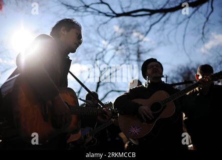 Bildnummer : 56676248 Datum : 08.12.2011 Copyright : imago/Xinhua (111208) -- NEW YORK, 8 décembre 2011 (Xinhua) -- les fans de l'ancien chanteur des Beatles John Lennon chantent des chansons pour commémorer le 31e anniversaire de la mort de Lennon à Strawberry Fields à Central Park, New York, États-Unis, 8 décembre 2011. Lennon a été tué par le tireur Mark Chapman à l'extérieur de l'immeuble Dakota le 8 décembre 1980. (Xinhua/Shen Hong) U.S.-NEW YORK-JOHN LENNON-DEATH-ANNIVERSARY PUBLICATIONxNOTxINxCHN People Musik Entertainment Gedenken Jahrestag USA x1x xtm 2011 quer premiumd o0 attentat 56676248 Date 08 12 2011 Banque D'Images