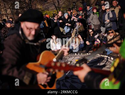 Bildnummer : 56676245 Datum : 08.12.2011 Copyright : imago/Xinhua (111208) -- NEW YORK, 8 décembre 2011 (Xinhua) -- les fans de l'ancien chanteur des Beatles John Lennon chantent des chansons pour commémorer le 31e anniversaire de la mort de Lennon à Strawberry Fields à Central Park, New York, États-Unis, 8 décembre 2011. Lennon a été tué par le tireur Mark Chapman à l'extérieur de l'immeuble Dakota le 8 décembre 1980. (Xinhua/Shen Hong) U.S.-NEW YORK-JOHN LENNON-DEATH-ANNIVERSARY PUBLICATIONxNOTxINxCHN People Musik Entertainment Gedenken Jahrestag USA x1x xtm 2011 quer o0 attentat 56676245 Date 08 12 2011 Copyrigh Banque D'Images