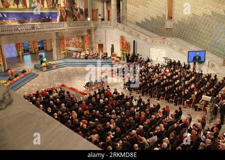 Bildnummer : 56683295 Datum : 10.12.2011 Copyright : imago/Xinhua (111210) -- OSLO, 10 décembre 2011 (Xinhua) -- la cérémonie de remise du prix Nobel de la paix 2011 a lieu à l'hôtel de ville d'Oslo, Norvège, le 10 décembre 2011. Les trois lauréats du prix Nobel de la paix, la présidente libérienne Ellen Johnson Sirleaf, la militante libérienne pour la paix Leymah Gbowee et la militante yéménite Tawakkol Karman, ont reçu le prix le jour de Sarturday. (Xinhua/Liu min) NORVÈGE-CÉRÉMONIE DE REMISE DU PRIX NOBEL DE LA PAIX PUBLICATIONxNOTxINxCHN People Kultur Nobelpreis Verleihung Friedensnobelpreis x2x xst premiumd 2011 quer 56683295 Date 10 12 2011 Co Banque D'Images