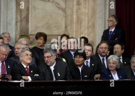 Bildnummer : 56684663 Datum : 10.12.2011 Copyright : imago/Xinhua (111211) -- BUENOS AIRES, 11 décembre 2011 (Xinhua) -- le président chilien Sebastian Pinera (1e Front L), le président paraguayen Fernando (2e Front L) et le président bolivien Evo Morales (3e Front L) assistent à l'inauguration de la présidente Argentine Cristina Fernandez de Kirchner à Buenos Aires le 10 décembre 2011. Cristina Fernandez de Kirchner a prêté serment samedi, entamant son deuxième mandat de quatre ans. (Xinhua/Martin Zabala) (zf) ARGENTINE-PRESIDENT-Cristina Fernandez de Kirchner-INAUGURATION PUBLICATIONxNOTxINxCHN People Politik Vereidigung Banque D'Images