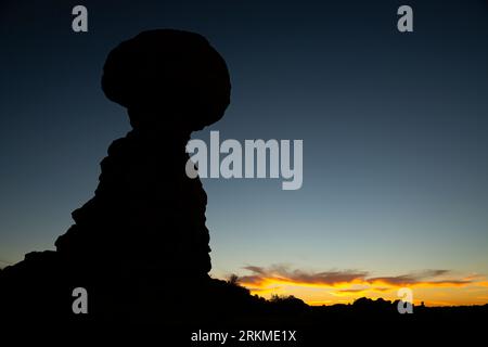 Silhouette de Balanced Rock, parc national des Arches, Moab, Utah États-Unis Banque D'Images