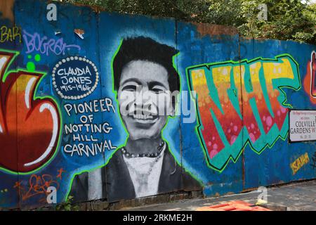 Londres, Royaume-Uni. 25 août 2023. Graffiti représentant Claudia Jones, journaliste, activiste, pionnière du Carnaval de Notting Hill. Il a été peint sur une planche de contreplaqué protégeant la maison des dommages pendant le carnaval, qui aura lieu ce week-end. Le Carnaval de Notting Hill, le plus grand festival de rue d'Europe célébrant la culture caribéenne, devrait attirer plus d'un million de visiteurs chaque jour. Source : Waldemar Sikora / Alamy Live News Banque D'Images