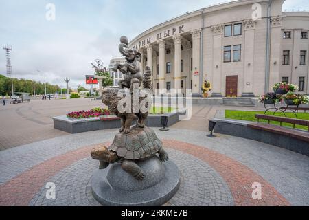 Pyramide d'animaux avec tortue, chat et éléphant Sculpture devant le cirque d'État biélorusse - Minsk, Biélorussie Banque D'Images