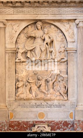 NAPLES, ITALIE - 20 AVRIL 2023 : le relief en marbre de la Vierge et des âmes du purgatoire dans l'église Chiesa San Pietro ad Aram de Gian Domenico d'Auria Banque D'Images