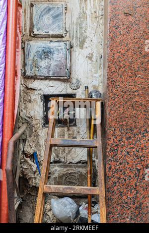 Caire, Egypte, Afrique. Une échelle en bois penchée dans une allée. Banque D'Images