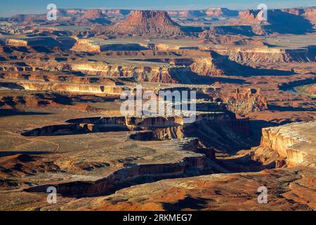 Buttes, canyons et mesas de Green River donnent sur les îles, dans le ciel, District Canyonlands National Park, près de Moab, Utah USA Banque D'Images