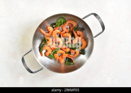 Crevettes à l'ail faire sauter dans un pot sur fond clair. Vue de dessus, pose à plat Banque D'Images