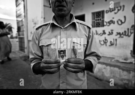 Bildnummer : 56696708 Datum : 27.09.2011 Copyright : imago/Xinhua cette photo prise le 27 septembre 2011 à la prison d'Abu Salim montre un homme qui tient une photo de son ami qui est mort dans la prison il y a plusieurs années. Abu Salim, où se trouve la prison d'Abu Salim, a été un lieu symbolique pour supporters s. Le 2011 septembre, plus de 1 270 corps de prisonniers ont été découverts par le CNT dans la région. Ils ont été considérés comme ayant été tués par les forces de s dans le tristement célèbre massacre d'Abu Salim. (Xinhua/Li Muzi)(axy) LIBYA-TRIPOLI-ABU SALIM PRISON PUBLICATIONxNOTxINxCHN Politik Gesellschaft Fotostory sw Banque D'Images