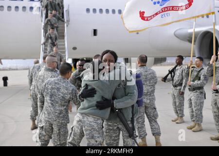 Bildnummer : 56697689 Datum : 13.12.2011 Copyright : imago/Xinhua (111214) -- EL PASO (TEXAS), 14 décembre 2011 (Xinhua) -- les soldats de la 4e brigade, 1e division blindée, armée américaine, sont accueillis à leur arrivée au fort Bliss à El Paso au Texas, États-Unis, le 13 décembre 2011. Quelque 250 soldats de la 4e brigade sont rentrés d’Irak et ont retrouvé leur famille mardi. Les forces militaires américaines doivent se retirer complètement d’Irak d’ici la fin de 2011, selon un pacte de sécurité, appelé Accord sur le statut des forces (SOFA), signé fin 2008 entre Bagdad et Washington. (Xinhua/Zhang Jun)(axy) Banque D'Images
