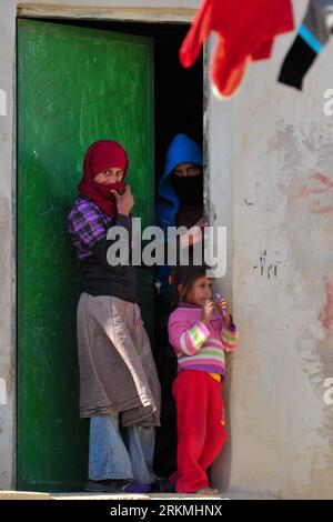 Bildnummer : 56757704 Datum : 07.10.1989 Copyright : imago/Xinhua (111219) -- DHAIKA, 19 décembre 2011 (Xinhua) -- des villageoises ont été vues dans le village bédouin de Dkaika près de la ligne verte dans le sud-est de la Cisjordanie, le 19 décembre 2011. Les autorités israéliennes ont émis des ordres de démolition contre 46 bâtiments, dont des tentes résidentielles, des toilettes communales et une école partiellement financée par l'UNICEF à Dkaika. Le village est reconnu par l'Autorité palestinienne comme un village indépendant, tandis que l'administration civile israélienne prétend qu'il ne peut pas subvenir à ses besoins en tant que social et géographica Banque D'Images