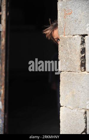 Bildnummer : 56757707 Datum : 07.10.1989 Copyright : imago/Xinhua (111219) -- DHAIKA, 19 décembre 2011 (Xinhua) -- Une fille regarde à l'intérieur d'une tente dans le village bédouin de Dkaika près de la ligne verte dans le sud-est de la Cisjordanie, le 19 décembre 2011. Les autorités israéliennes ont émis des ordres de démolition contre 46 bâtiments, dont des tentes résidentielles, des toilettes communales et une école partiellement financée par l'UNICEF à Dkaika. Le village est reconnu par l'Autorité palestinienne comme un village indépendant, tandis que l'administration civile israélienne prétend qu'il ne peut pas subvenir à ses besoins en tant que social et géographica Banque D'Images