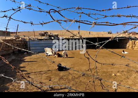 Bildnummer : 56757702 Datum : 07.10.1989 Copyright : imago/Xinhua (111219) -- DHAIKA, 19 décembre 2011 (Xinhua) -- une clôture militaire obsolète d'Israël qui est utilisée comme bergerie est vue dans le village bédouin de Dkaika près de la ligne verte dans le sud-est de la Cisjordanie, le 19 décembre 2011. Les autorités israéliennes ont émis des ordres de démolition contre 46 bâtiments, dont des tentes résidentielles, des toilettes communales et une école partiellement financée par l'UNICEF à Dkaika. Le village est reconnu par l'Autorité palestinienne comme un village indépendant, tandis que l'administration civile israélienne prétend qu'il ne peut pas se faire connaître Banque D'Images