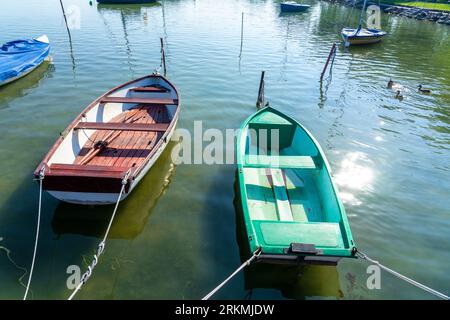 Petits bateaux de pêche rétro sur le lac Balaton avec de l'eau. Banque D'Images