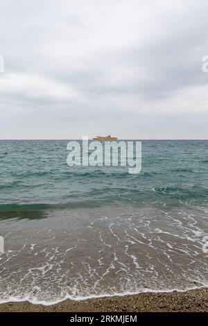 Corsica-Sardinia Ferries en navigation sur l'horizon de la mer, Savone, Ligurie, Italie Banque D'Images