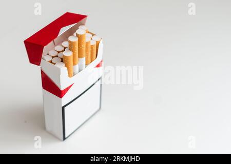 Paquet de cigarettes au cours de l'isolé sur fond blanc Banque D'Images