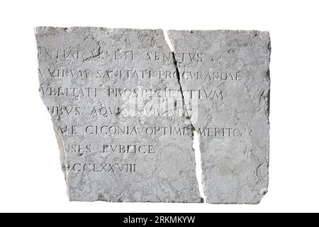 Une stèle de l'époque romaine avec quelques inscriptions sculptées sur un fond transparent Banque D'Images